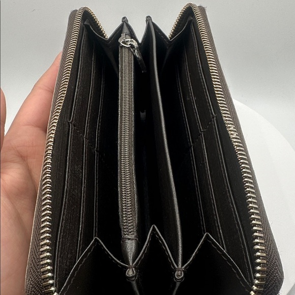 Authentic Gucci GG supreme zip around wallet - Picture 8 of 9
